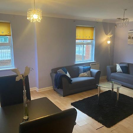 Bambz Apartment 3 Manchester Bagian luar foto