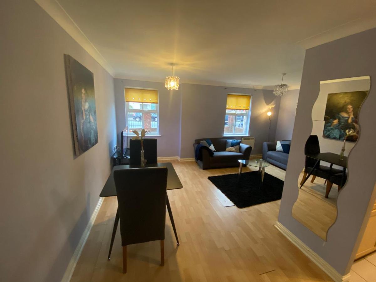 Bambz Apartment 3 Manchester Bagian luar foto